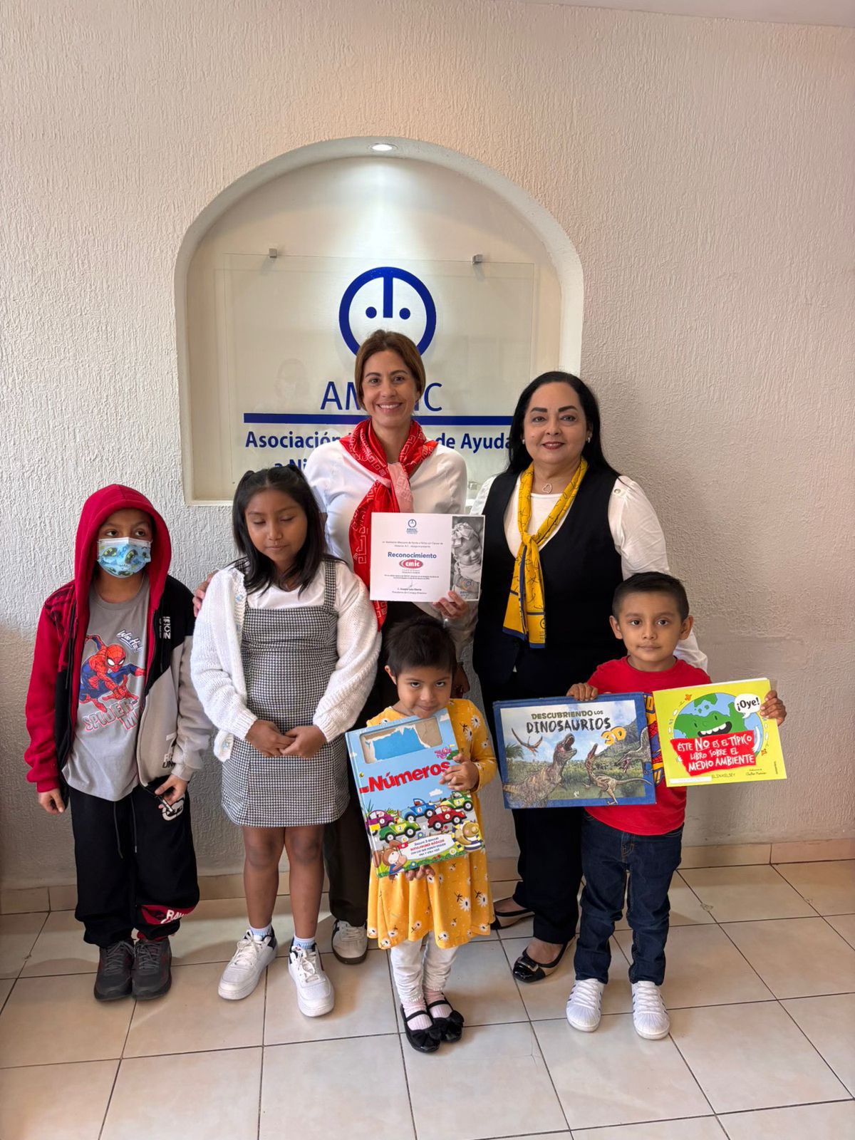 Entrega de libros infantiles a AMANC Veracruz