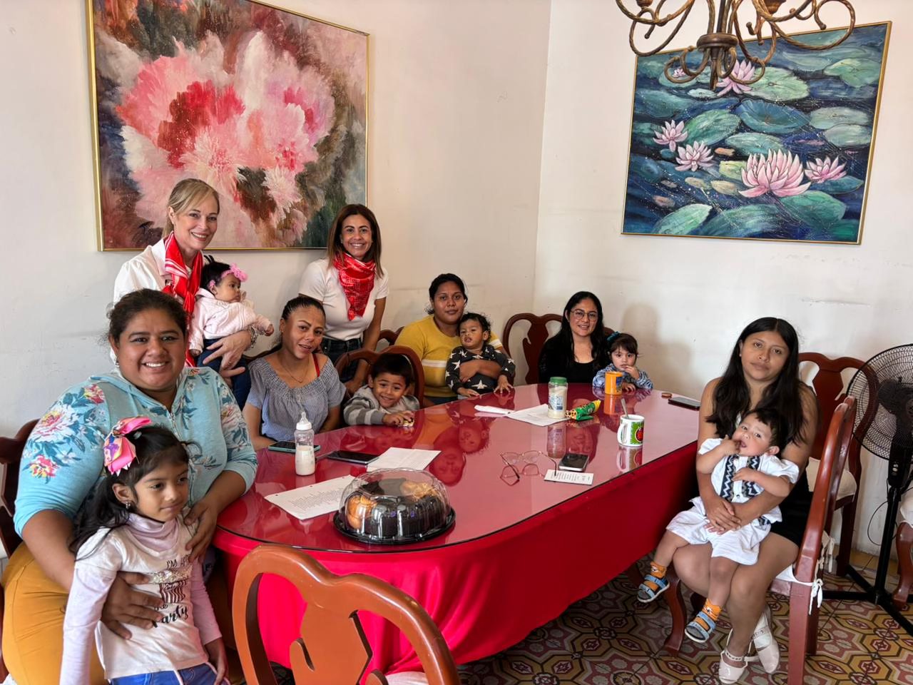 Entrega de libros y un librero al albergue del Hospital Regional